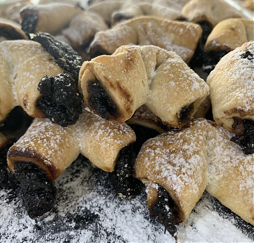 vegan hókifli szilvalekvárral töltve - Rendelhető még diós, gesztenyés, mákos és cukormentes szilvalekváros töltelékkel9 300 Ft/kg